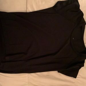 Black lulu lemon swiftly,barley used and the logo is in great shape